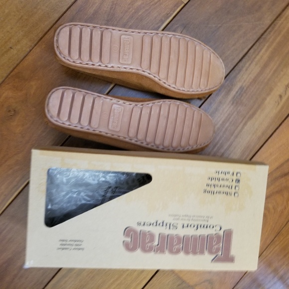 New Tamarack Cow Hide Moccasins size 9 - Picture 2 of 3